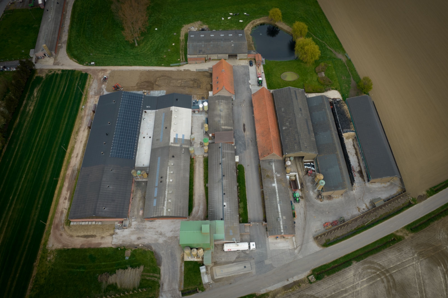 drone foto boerderij - reclamebord Vlamertinge Ieper
