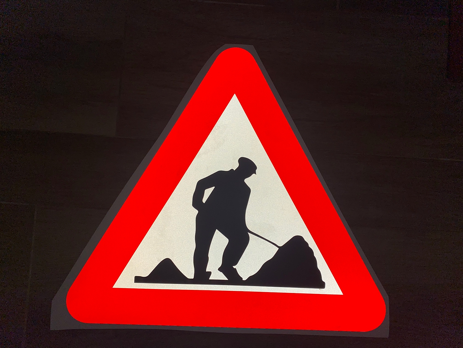 Reflecterende bewegwijzering / verkeersbord Ieper