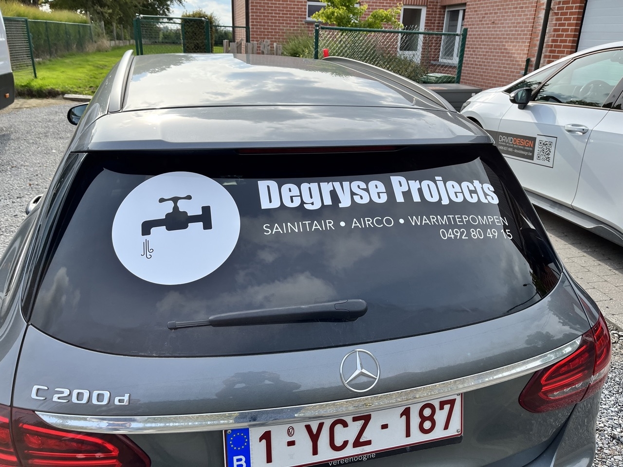 Belettering - sticker achterruit auto Poperinge